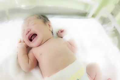 生まれたての赤ちゃんの写真 Photographer Takuho Abe
