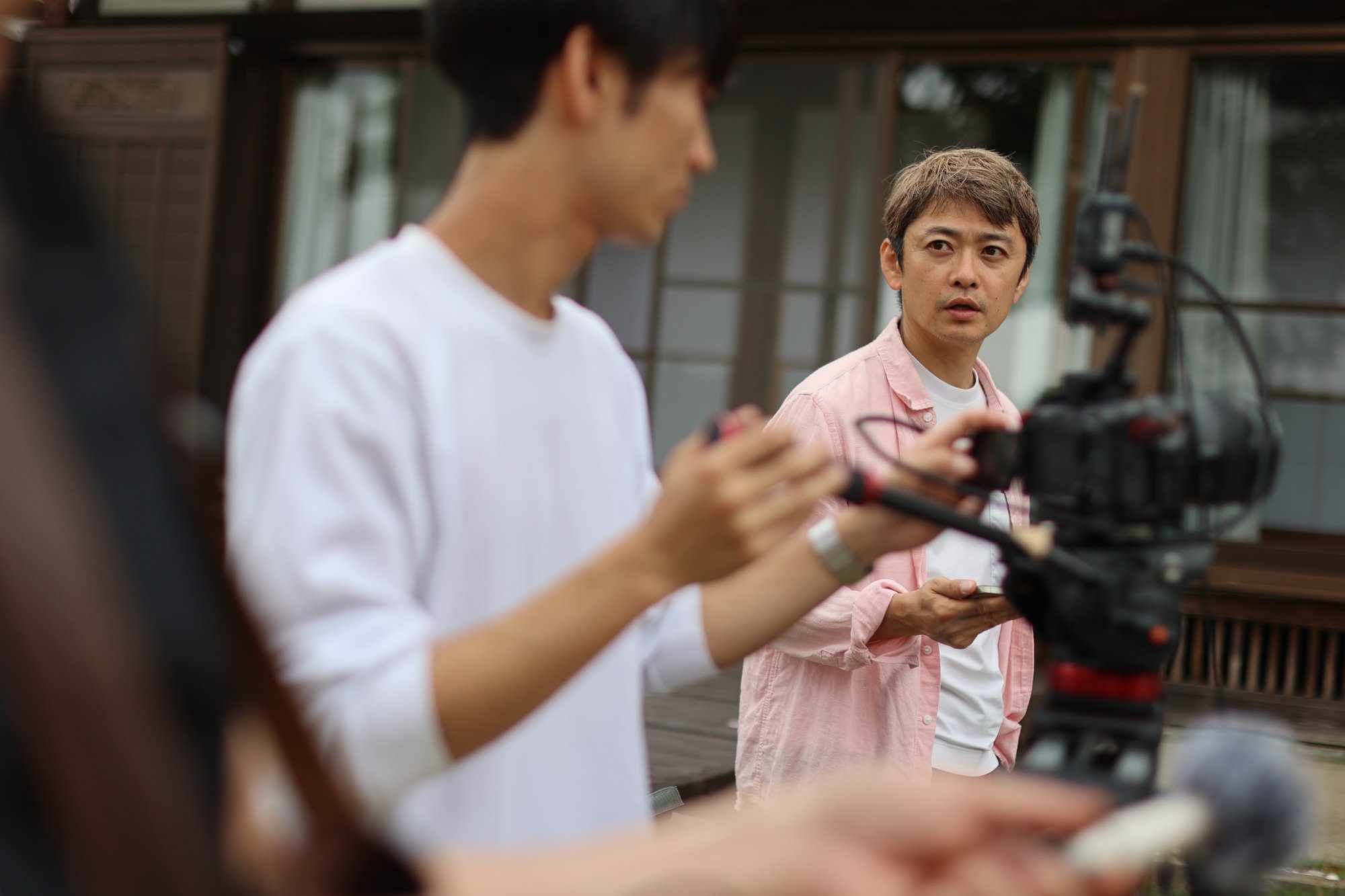 映画『外人』の撮影現場。カメラを構えるスタッフ